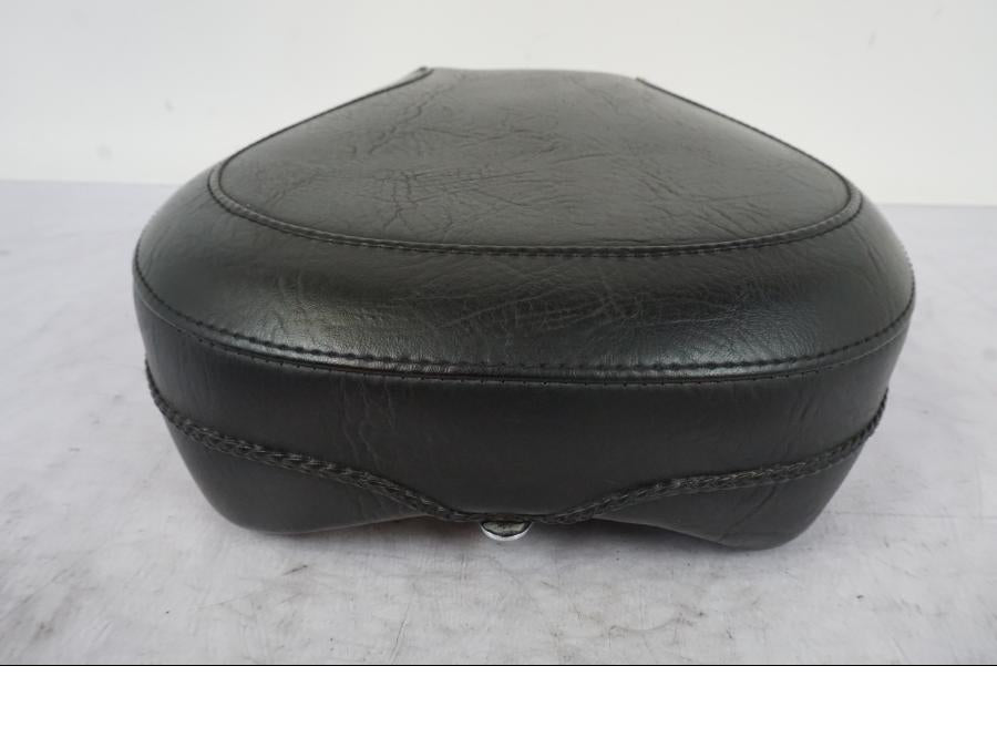 Höger sida på Sadel från en Kawasaki VN 1500 -2003 motorcykel.