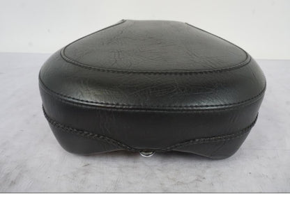 Höger sida på Sadel från en Kawasaki VN 1500 -2003 motorcykel.