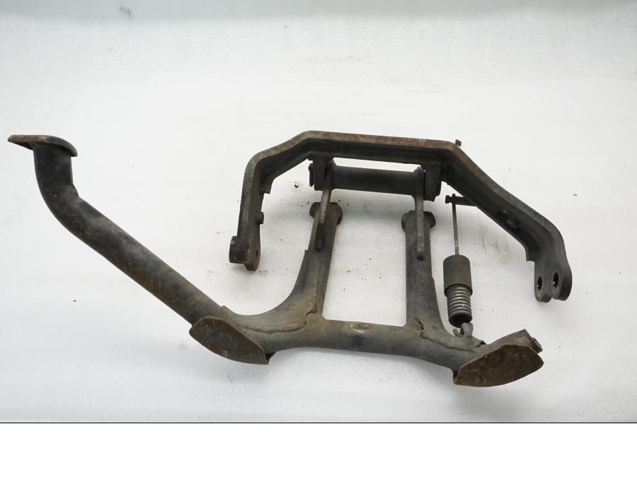 Baksidan på Centralstöd från en Honda VFR 750 -1990 motorcykel.