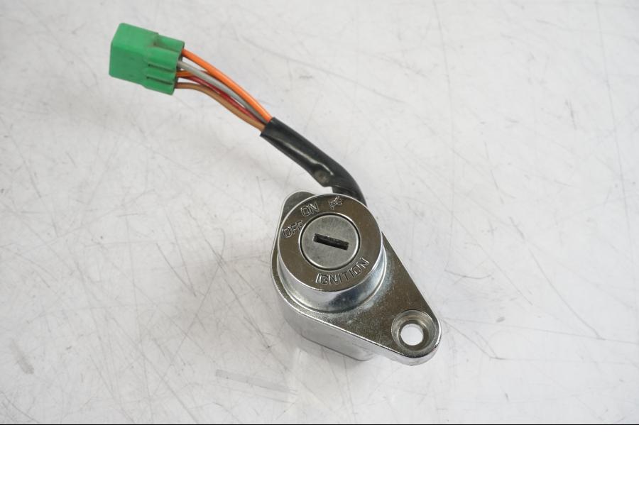 Baksidan på Låssats från en Suzuki VZ 800 -2000 motorcykel.