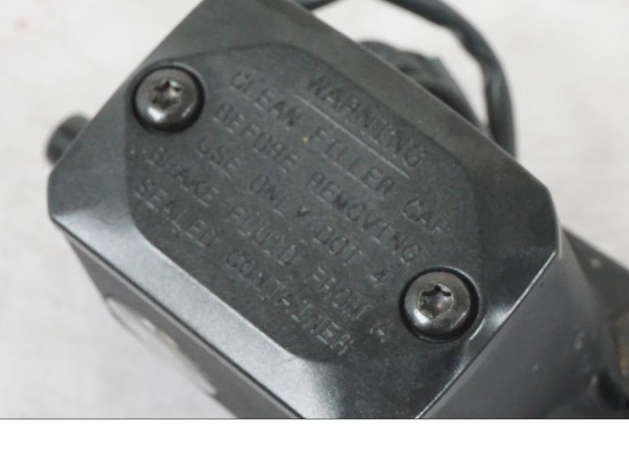 Snett uppifrån på Bromshuvudcylinder från en KTM 690 Duke -2015 motorcykel.