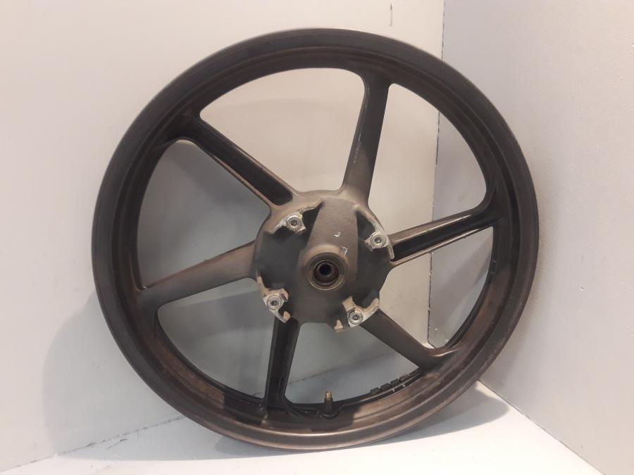 Baksidan på Fälg från en Honda CBR 125 R -2008 motorcykel.