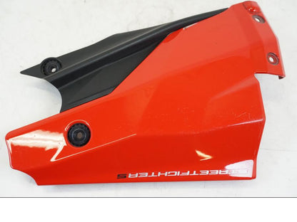 Höger sida på Magkåpa från en Ducati Streetfighter S -2011 motorcykel.