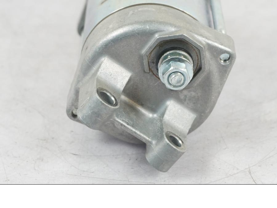 Vänster sida på Startmotor från en Kawasaki Z 900 -2019 motorcykel.