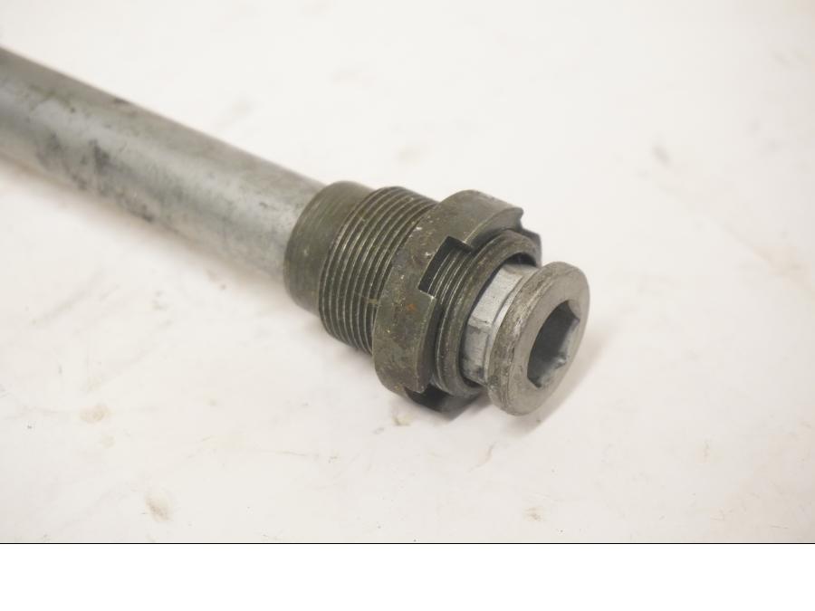 Baksidan på Axel från en Aprilia ETV 1000 -2002 motorcykel.