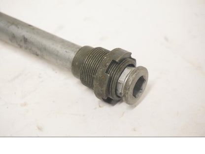 Baksidan på Axel från en Aprilia ETV 1000 -2002 motorcykel.