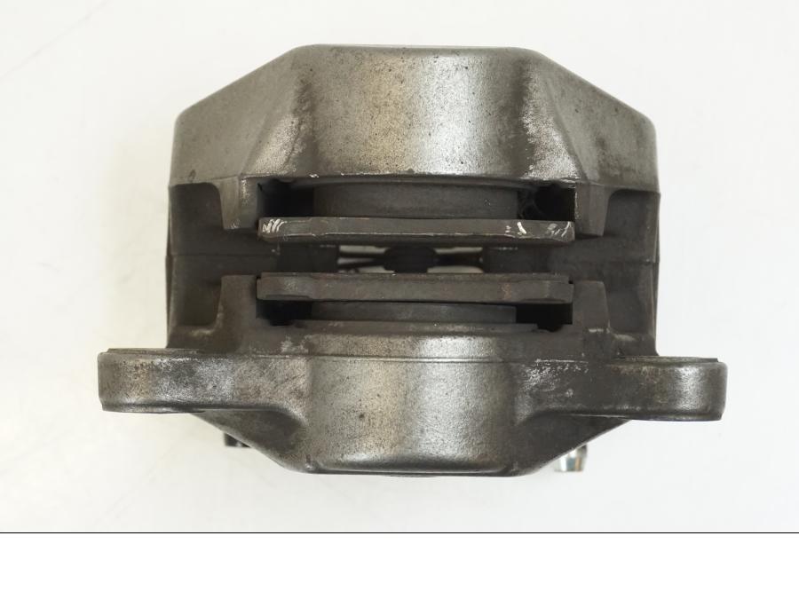 Snett nerifrån på Bromsok från en Ducati Streetfighter S -2011 motorcykel.