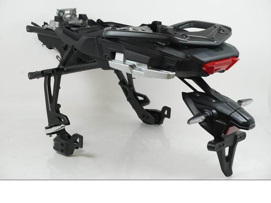 Baksidan på Bakdelspaket från en Yamaha MT-09 Tracer -2021 motorcykel.