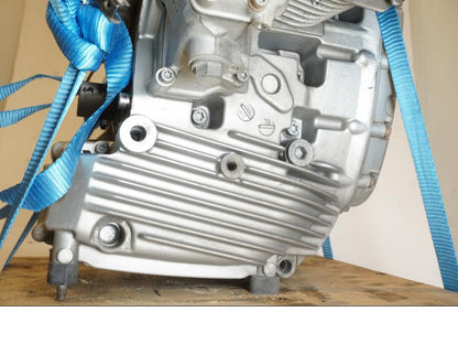 Snett nerifrån på Motor från en BMW R 1200 GS -2005 motorcykel.