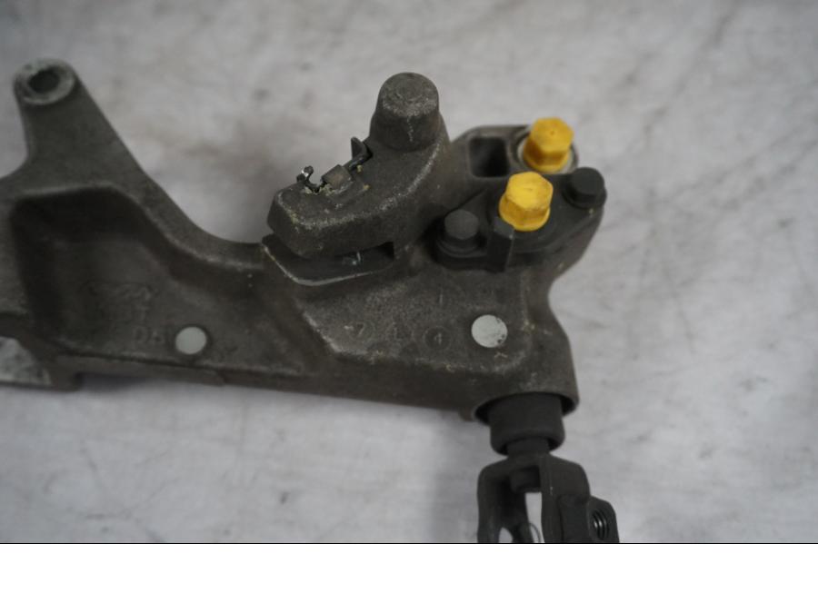 Baksidan på Bromsoksfäste från en Honda XL 1000 V -2008 motorcykel.