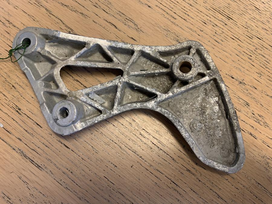 Höger sida på Fotpinnefäste från en BMW F 650 -1999 motorcykel.