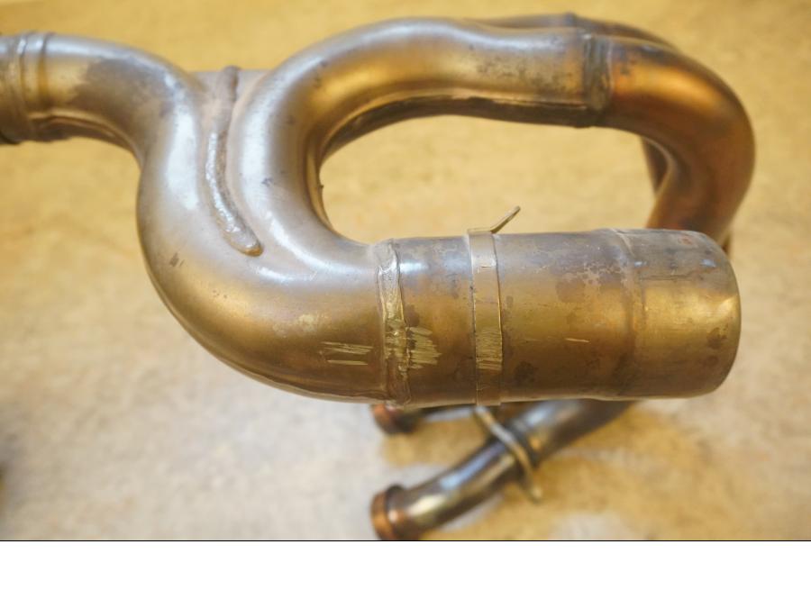 Vänster sida på Grenrör från en Aprilia Tuono V4R -2018 motorcykel.