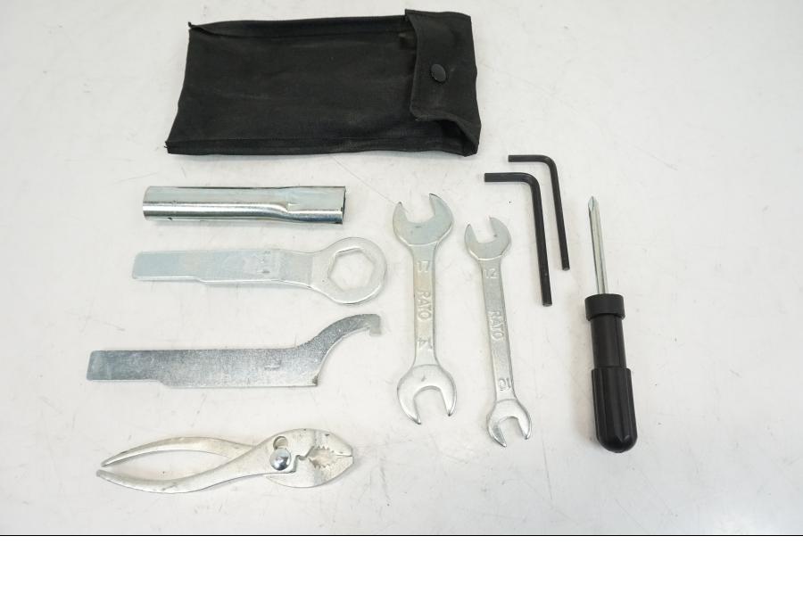 Framsidan på Verktyg från en Kawasaki NINJA 400 -2020 motorcykel.