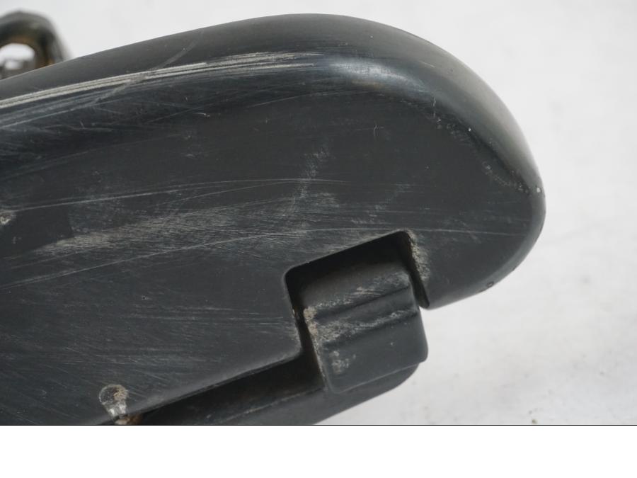 Snett nerifrån på Fotpinneplatta från en H-D Street Glide FLHX -2012 motorcykel.