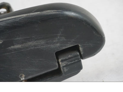 Snett nerifrån på Fotpinneplatta från en H-D Street Glide FLHX -2012 motorcykel.