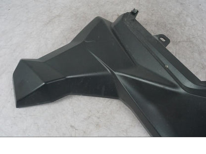 Snett uppifrån på Bensintankskåpa från en Triumph Tiger Explorer -2012 motorcykel.