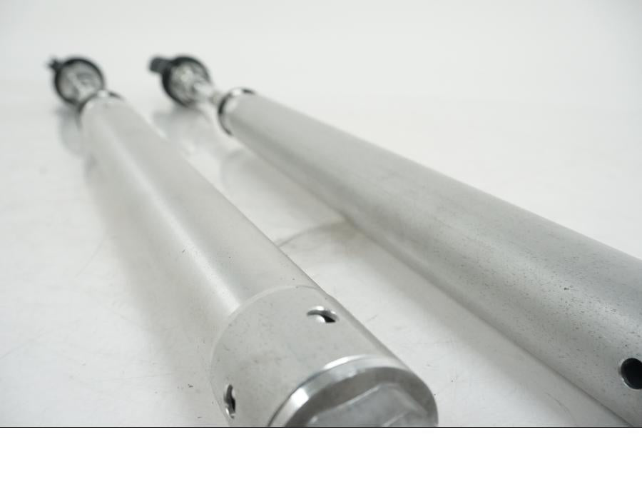 Baksidan på Gaffelben från en Yamaha MT-09 Tracer -2021 motorcykel.