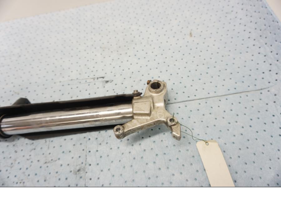 Vänster sida på Gaffelben från en KTM 640 LC4 -2002 motorcykel.