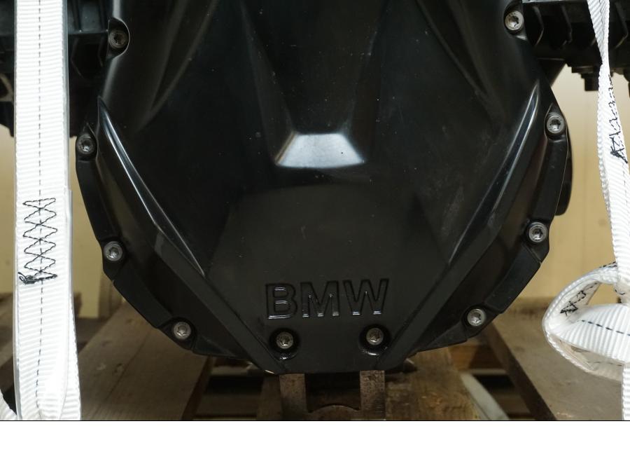 Baksidan på Motor från en BMW R 1200 RS -2016 motorcykel.