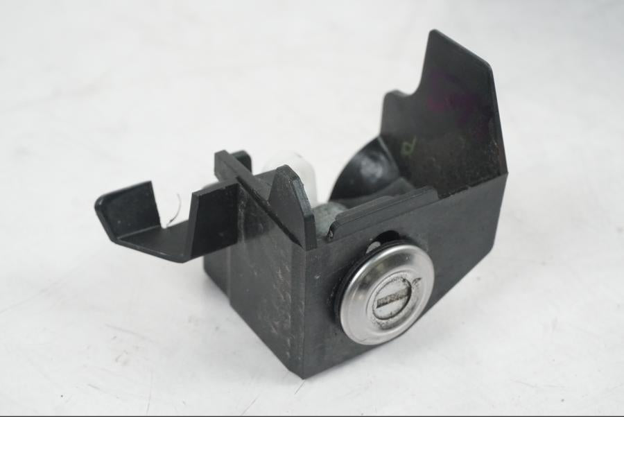 Snett uppifrån på <p>Låssats från Honda CB 500 F 2013.</p>

<p>Tändningslås, antenn, tanklock, sadellås, CDI/ECU och 1st nyckel.</p> motorcykel.