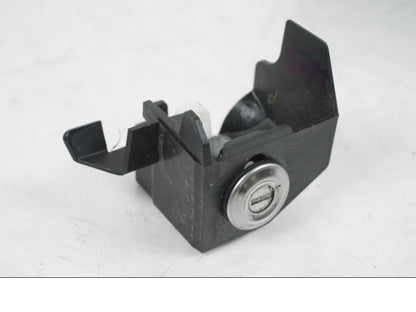 Snett uppifrån på <p>Låssats från Honda CB 500 F 2013.</p>

<p>Tändningslås, antenn, tanklock, sadellås, CDI/ECU och 1st nyckel.</p> motorcykel.