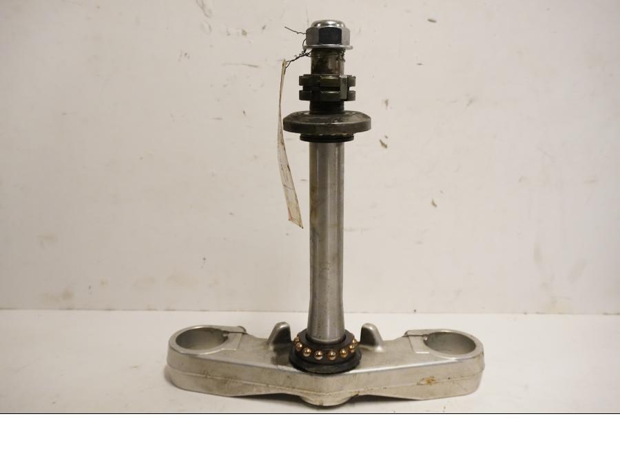 Framsidan på Gaffelkrona från en Yamaha BT 1100 -2004 motorcykel.