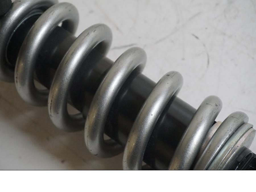 Snett uppifrån på Stötdämpare från en Kawasaki Versys 650 -2007 motorcykel.