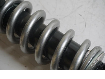 Snett uppifrån på Stötdämpare från en Kawasaki Versys 650 -2007 motorcykel.