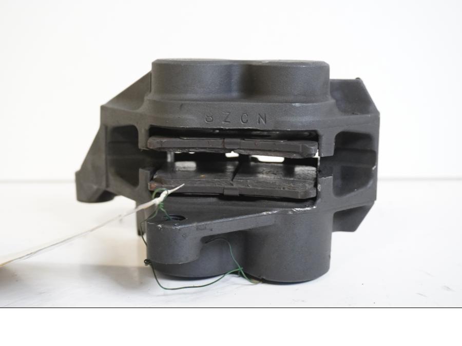 Höger sida på Bromsok från en Yamaha FZ-S 600 -2001 motorcykel.