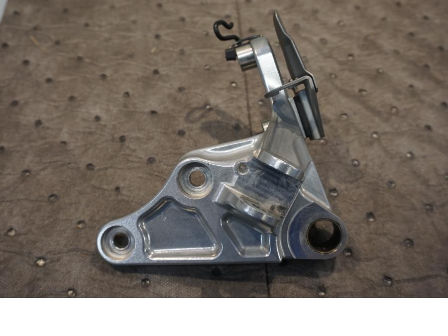 Framsidan på Fotpinnefäste från en Yamaha V-Max 1700 -2010 motorcykel.