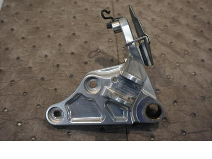 Framsidan på Fotpinnefäste från en Yamaha V-Max 1700 -2010 motorcykel.