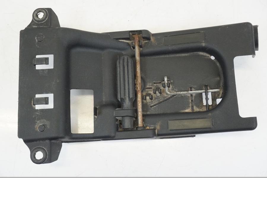 Snett uppifrån på Verktygslåda från en Yamaha XSR 700 -2016 motorcykel.