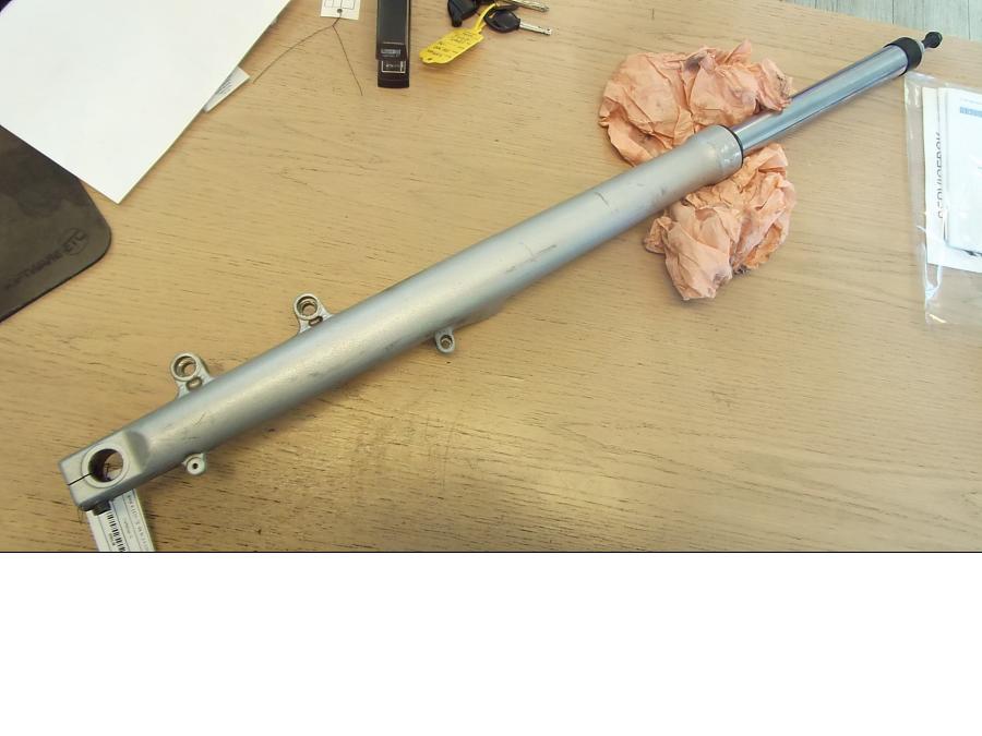 Framsidan på Gaffelben från en BMW R 1100 GS -1998 motorcykel.