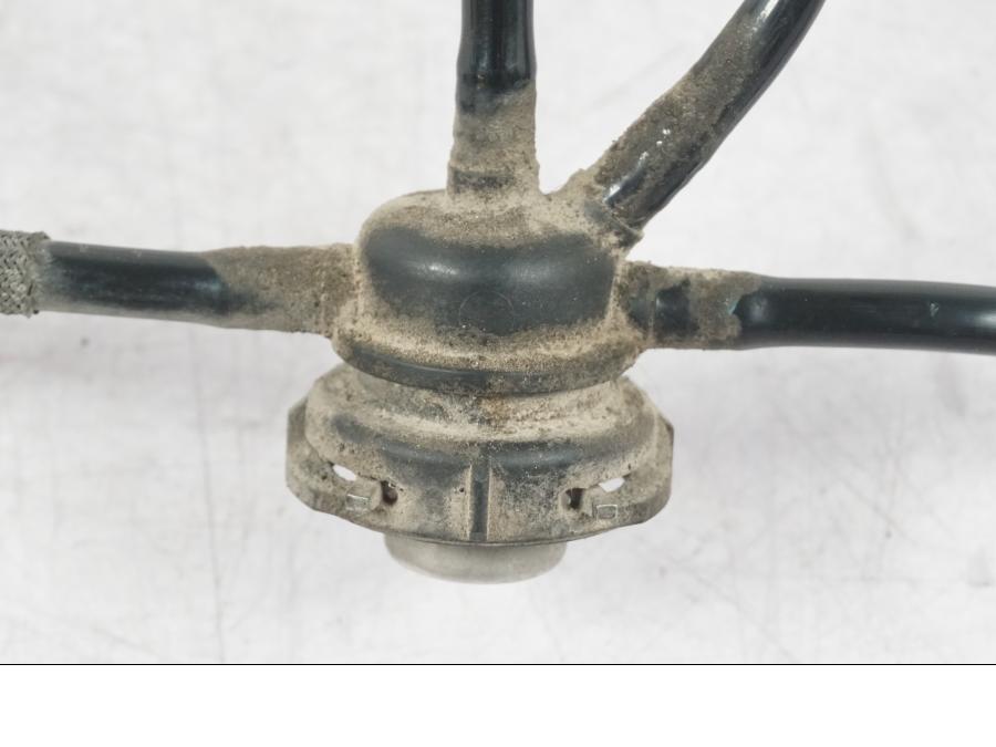 Baksidan på Fuel Rail från en BMW R 1200 GS -2005 motorcykel.