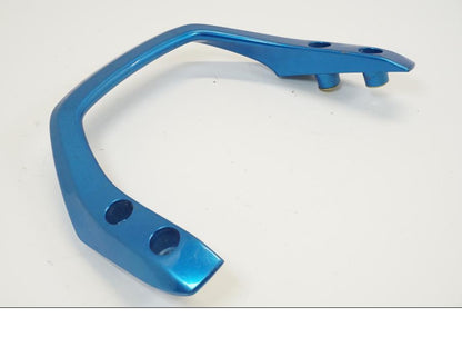 Framsidan på Passagerarhandtag från en Yamaha FZ-S 600 -2001 motorcykel.