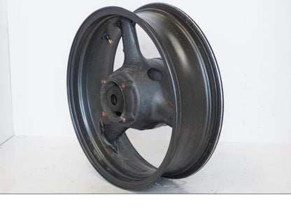 Baksidan på Fälg från en Kawasaki ZR-7 -2001 motorcykel.