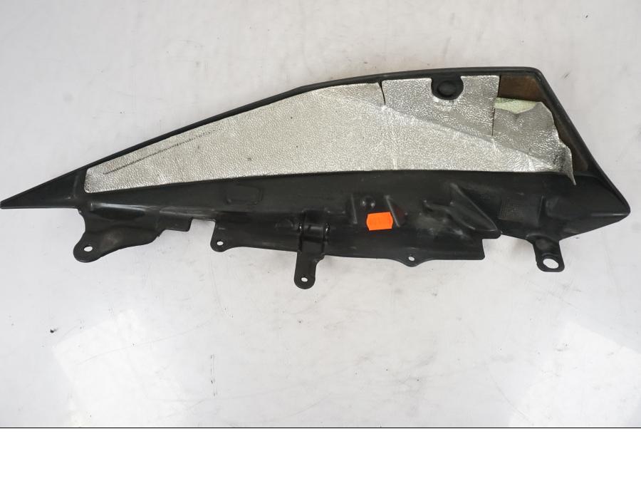 Snett nerifrån på Bakvinge från en KTM 990 Super Duke -2006 motorcykel.