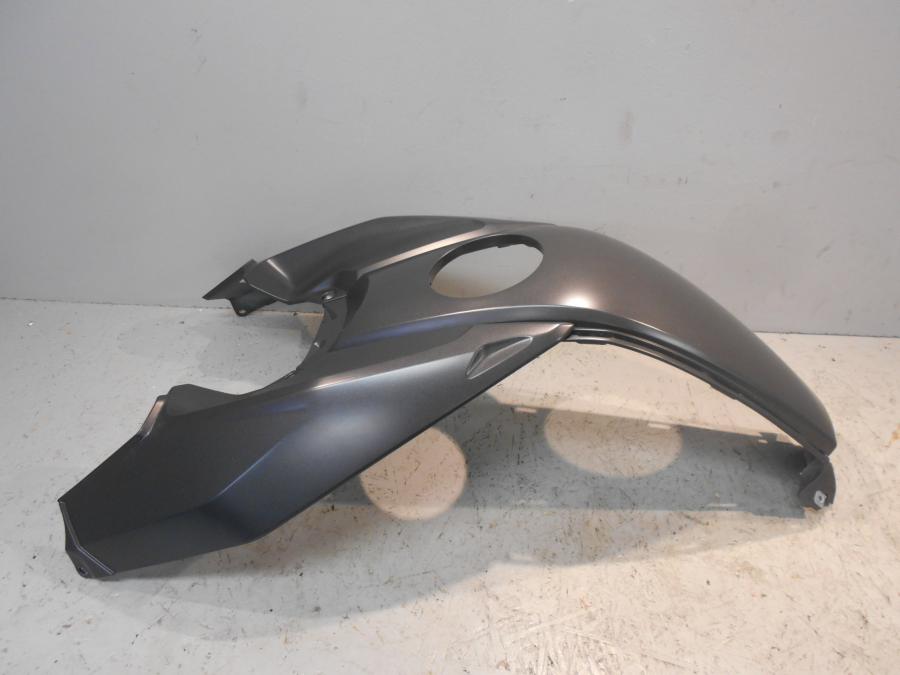 Baksidan på Bensintankskåpa från en BMW K 1600 -2015 motorcykel.