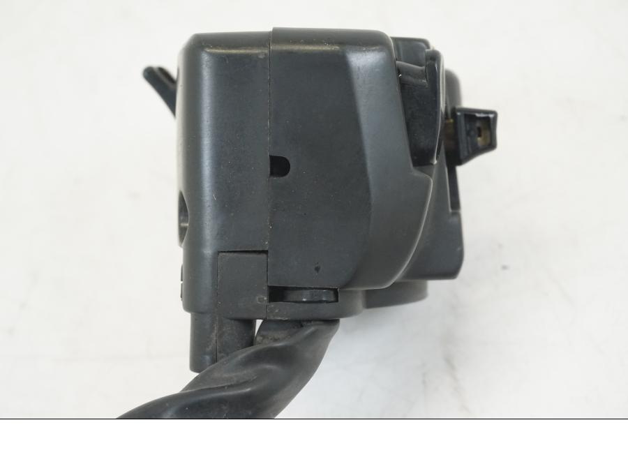 Snett uppifrån på Styrelreglage från en Yamaha YZF 1000 R1 -2004 motorcykel.