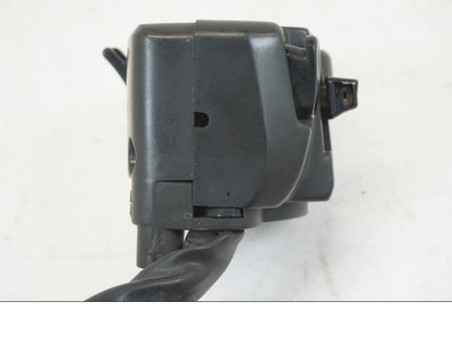 Snett uppifrån på Styrelreglage från en Yamaha YZF 1000 R1 -2004 motorcykel.