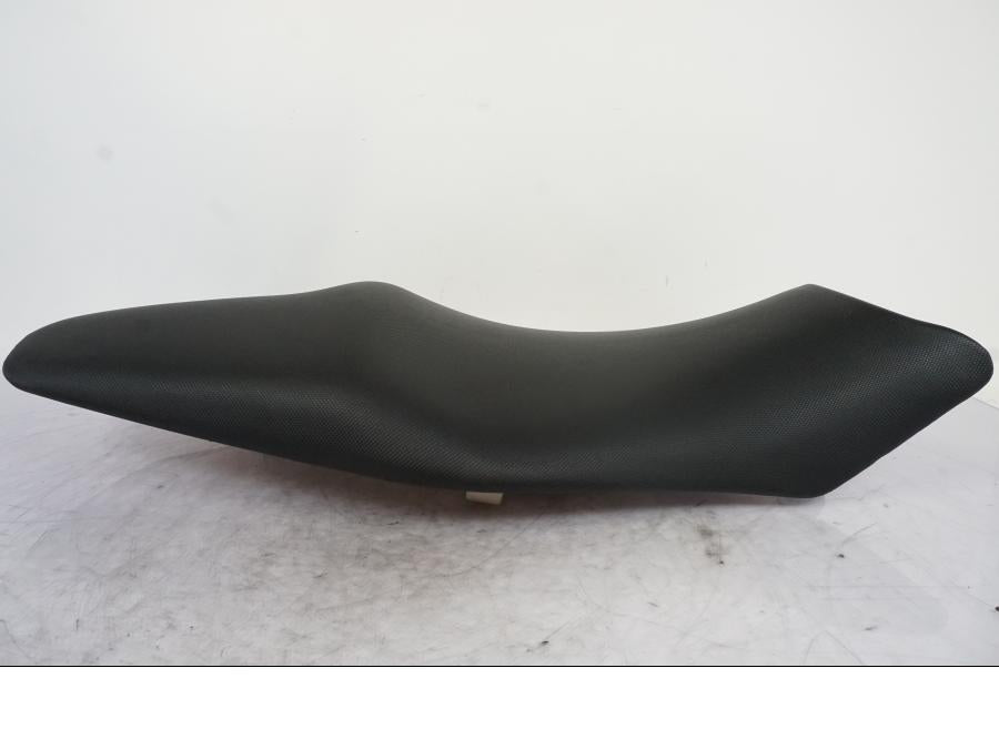 Baksidan på Sadel från en Kawasaki ER-6F -2010 motorcykel.