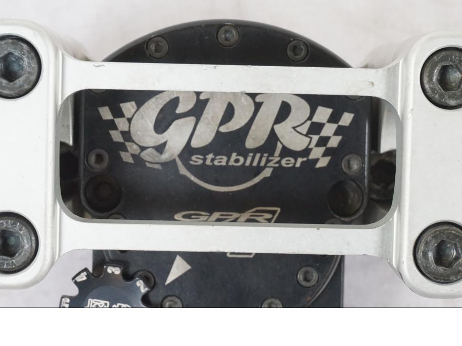 Snett uppifrån på Styrdämpare från en BMW R 1200 GSA -2012 motorcykel.