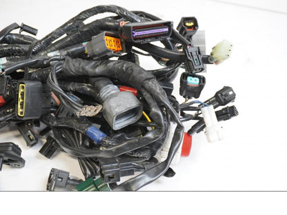 Vänster sida på Kabelstam från en Triumph Street Triple R -2011 motorcykel.