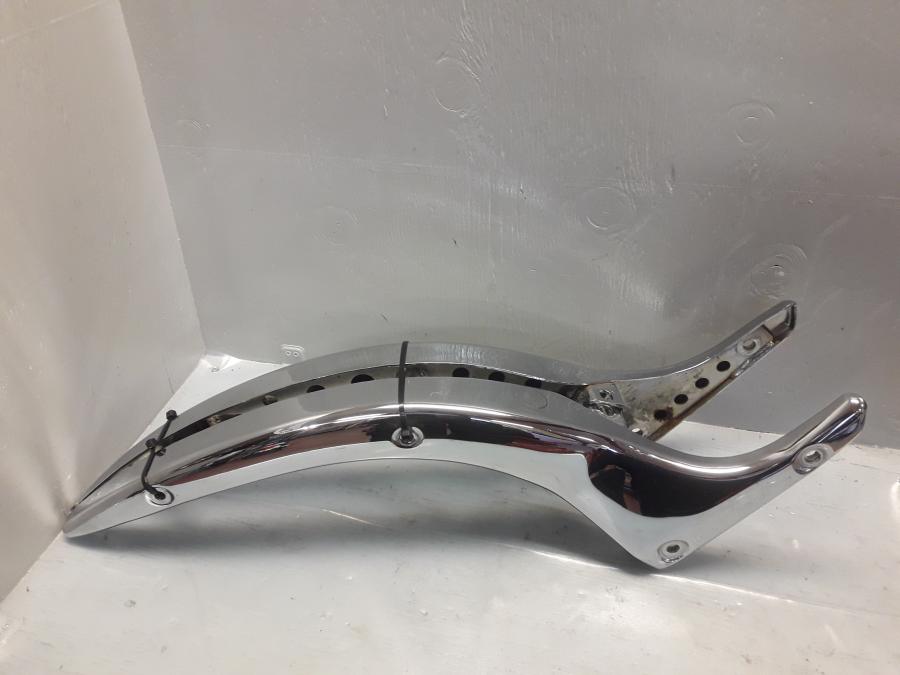 Framsidan på Bakskärmstag från en Suzuki VL 800 -2009 motorcykel.