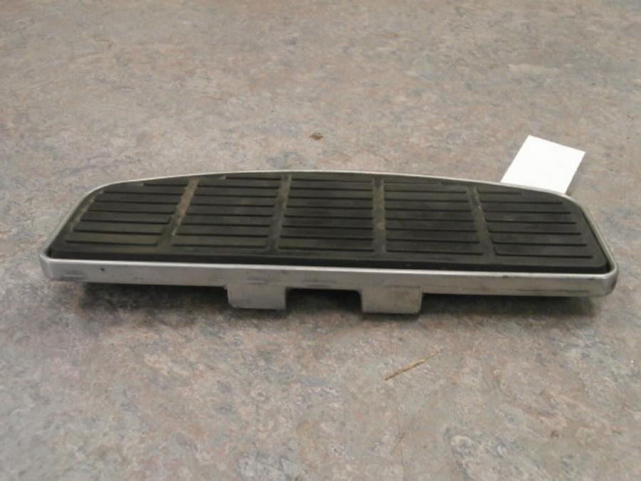 Vänster sida på Fotplatta från en Suzuki VLR 1800 -2008 motorcykel.