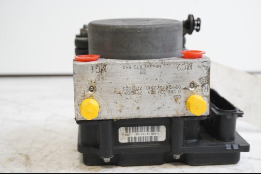 Höger sida på ABS Modulator från en BMW F 650 GS -2003 motorcykel.