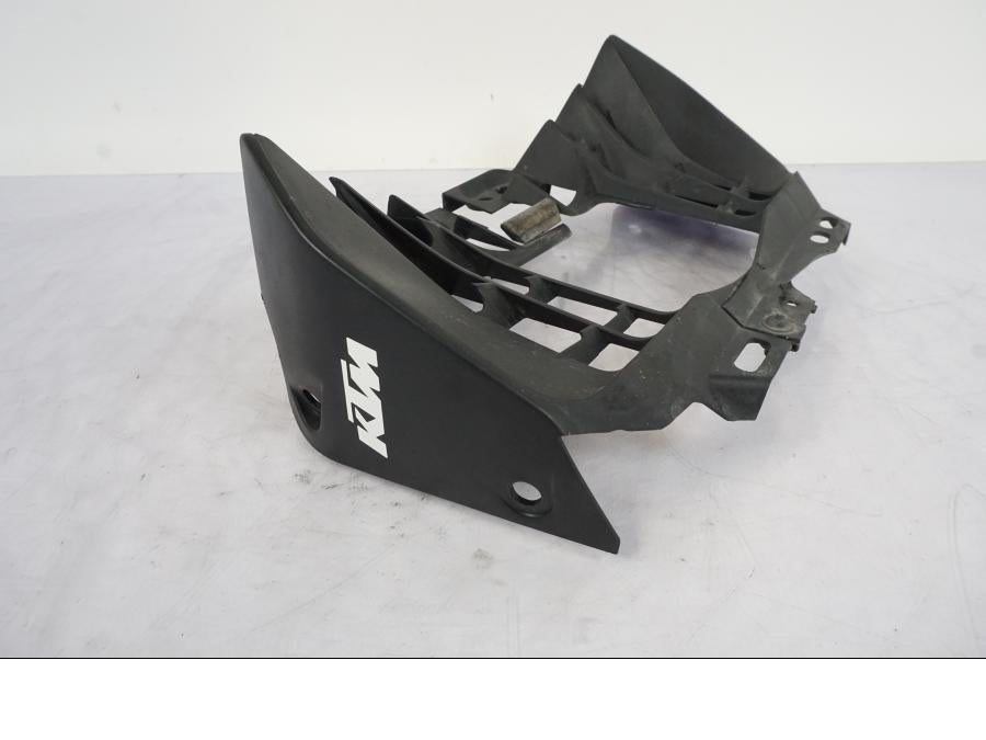 Framsidan på Kylarvinge från en KTM 125 Duke -2017 motorcykel.