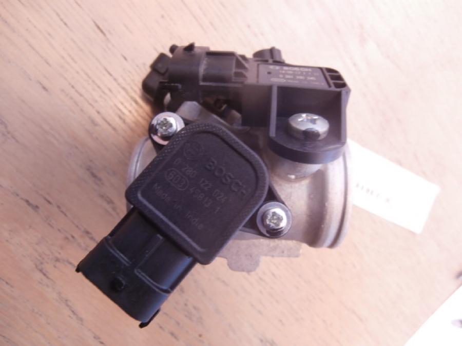 Höger sida på Spjällhus från en KTM 125 Duke -2014 motorcykel.