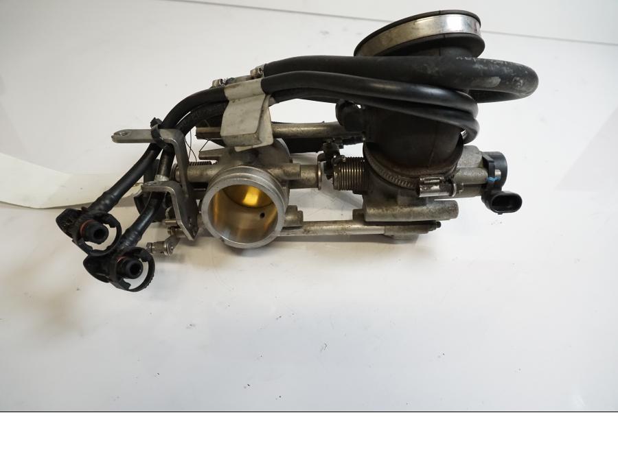 Framsidan på Spjällhus från en Ducati Monster 696 -2008 motorcykel.