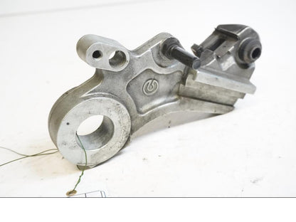 Framsidan på Bromsoksfäste från en KTM 690 Enduro -2012 motorcykel.